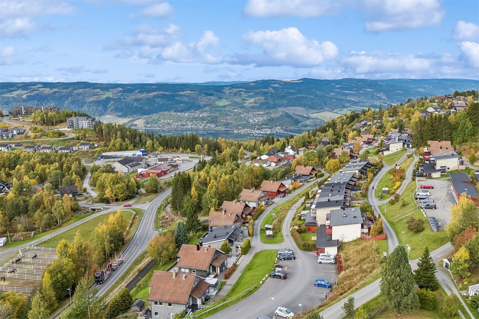 Her bor du i grønne omgivelser med skog og flotte turområder like i nærheten, samtidig som hverdagslige servicetilbud og byens fasiliteter er lett tilgjengelige.