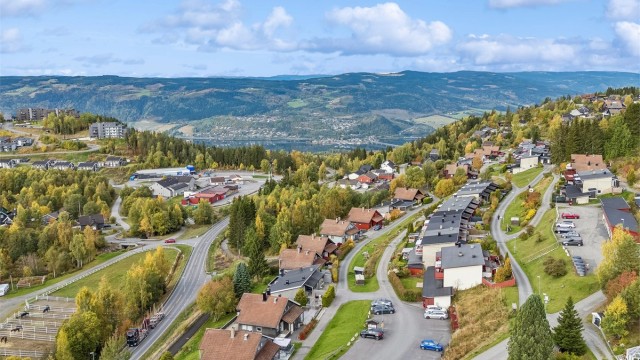 Her bor du i grønne omgivelser med skog og flotte turområder like i nærheten, samtidig som hverdagslige servicetilbud og byens fasiliteter er lett tilgjengelige.