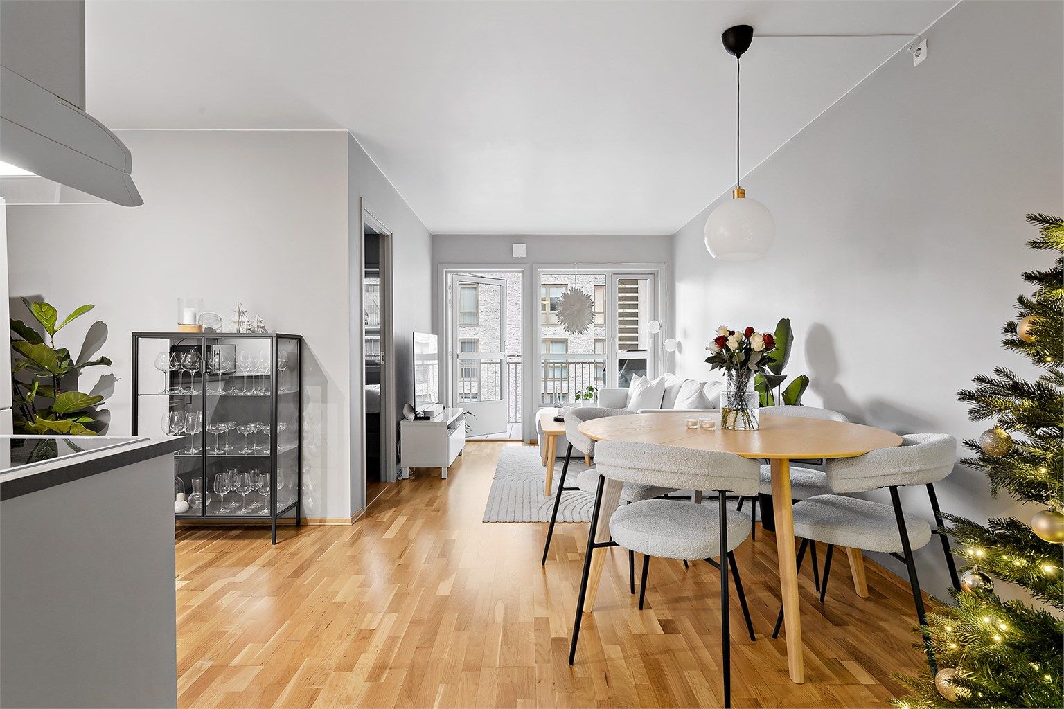 Lys og fin stue med gode møbleringsmuligheter