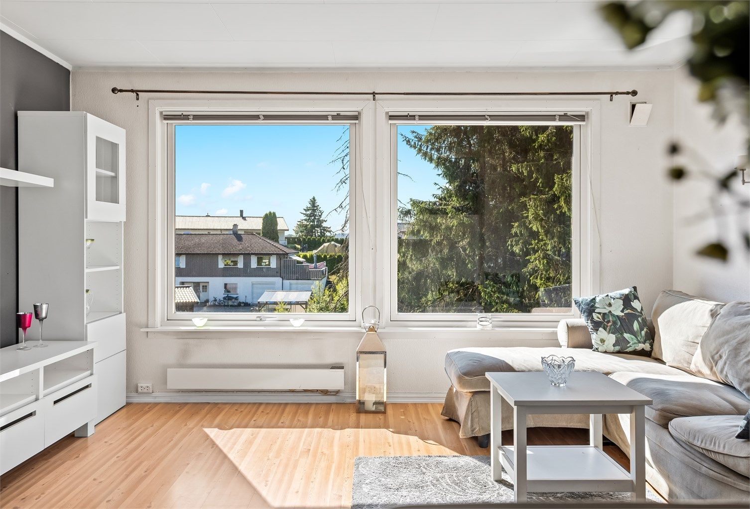 Lys og luftig stue med store vinduer. 