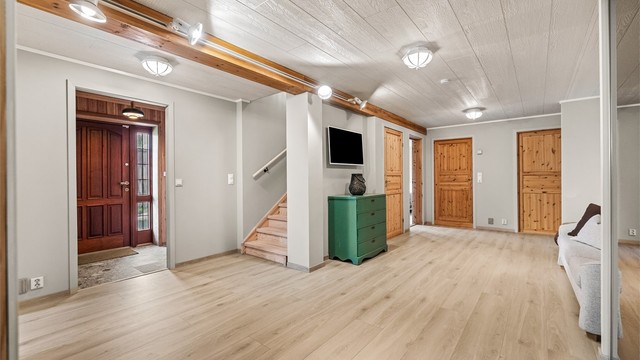 Romslig hall med gulvvarme ønsker velkommen