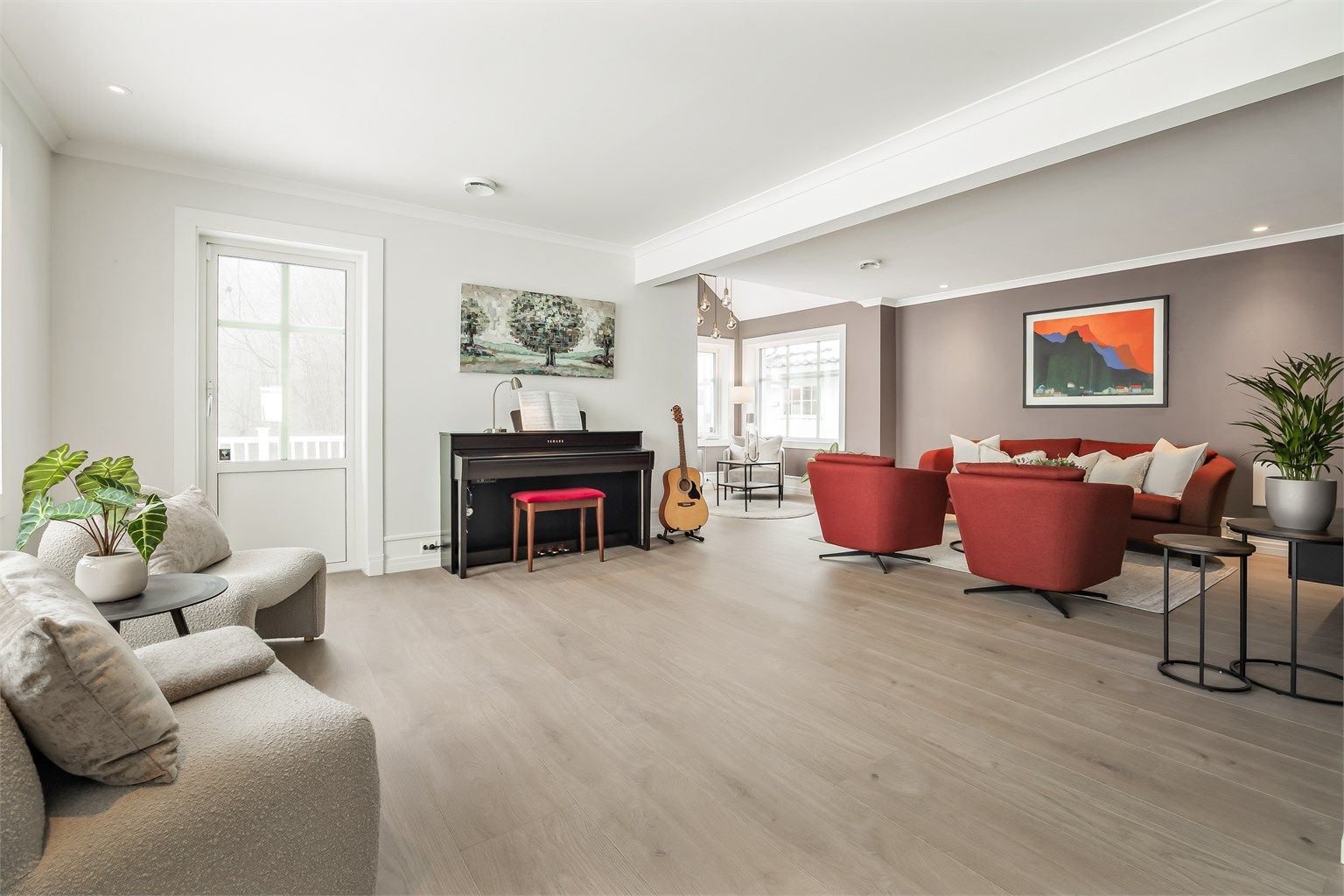 Store vindusflater slipper inn rikelig med lys, og det er direkte utgang til uteplassen.