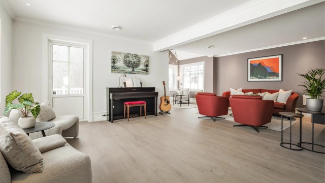 Store vindusflater slipper inn rikelig med lys, og det er direkte utgang til uteplassen.