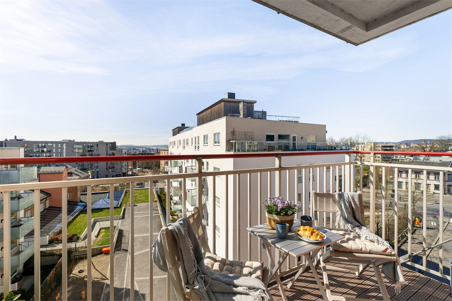 Balkongen har gulv av plasttremmer og et rekkverk i stål med høyde på 1,20 meter.