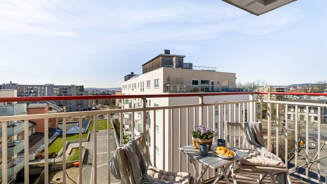 Balkongen har gulv av plasttremmer og et rekkverk i stål med høyde på 1,20 meter.