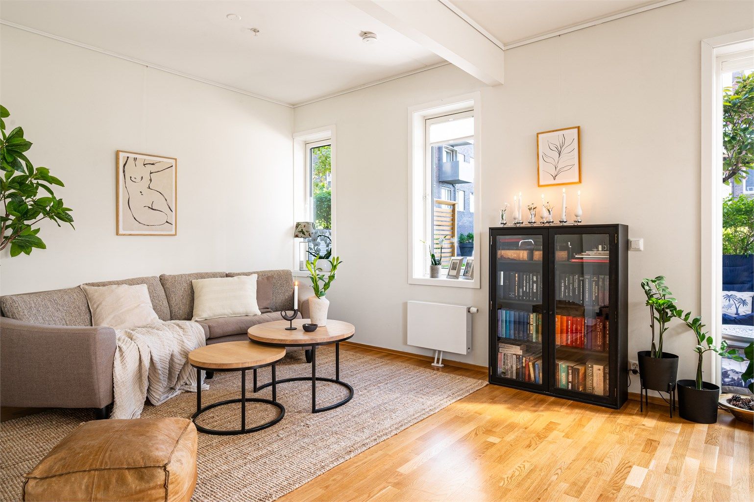 Stuen har gode lysforhold med lite innsyn, utsikt til rolig bakgård.