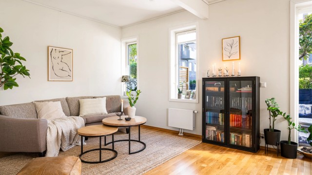 Stuen har gode lysforhold med lite innsyn, utsikt til rolig bakgård.