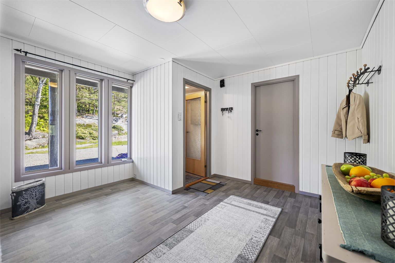 Vindfanget har sikringsskap med automatsikringer og en innerdør med glassfelt inn til hallen.