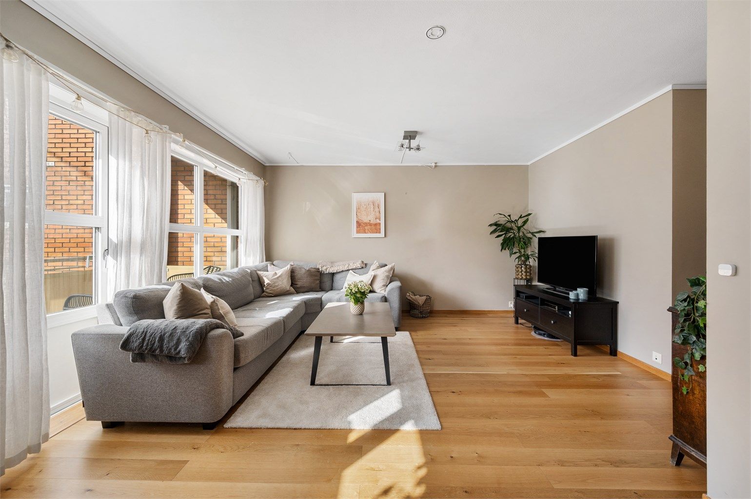 Her får du en svært tiltalende leilighet med moderne kvaliteter og god planløsning