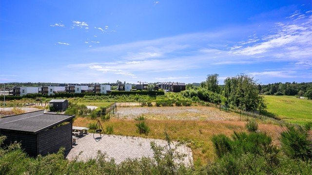 Felles friområde like ved med balløkke, lekeplass og sitteplass i landlige omgivelser.