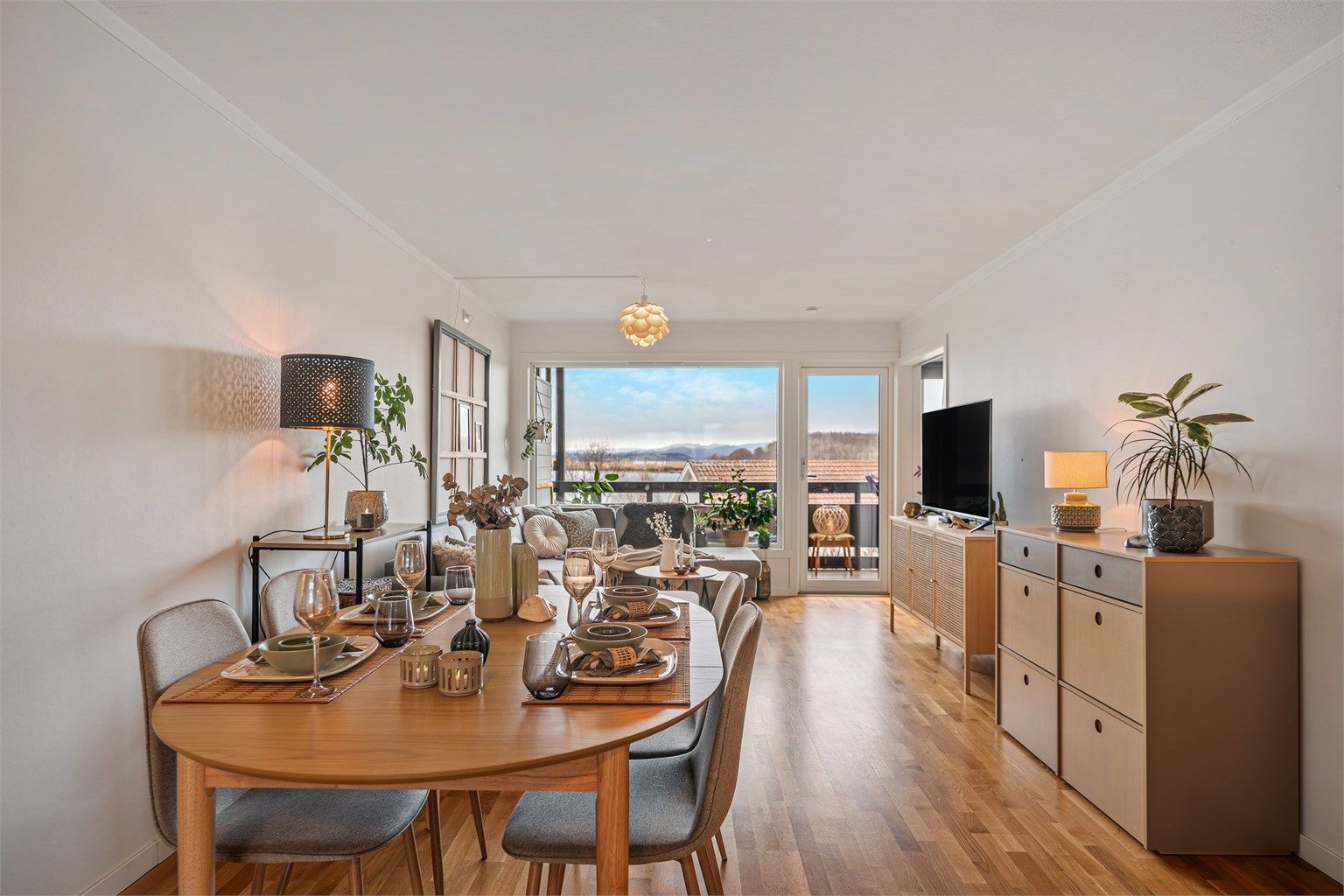  
Stue er enkel å møblere med både salong og spisebord, god plass til å invitere gjester. Malte vegger og parkett på gulv. 
