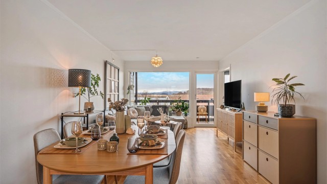 Stue er enkel å møblere med både salong og spisebord, god plass til å invitere gjester. Malte vegger og parkett på gulv.