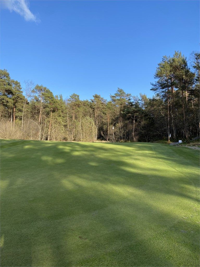 Fana Golfklubb ligger en kort kjøretur unna med baner og treningsfasiliteter.
