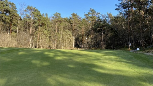 Fana Golfklubb ligger en kort kjøretur unna med baner og treningsfasiliteter.
