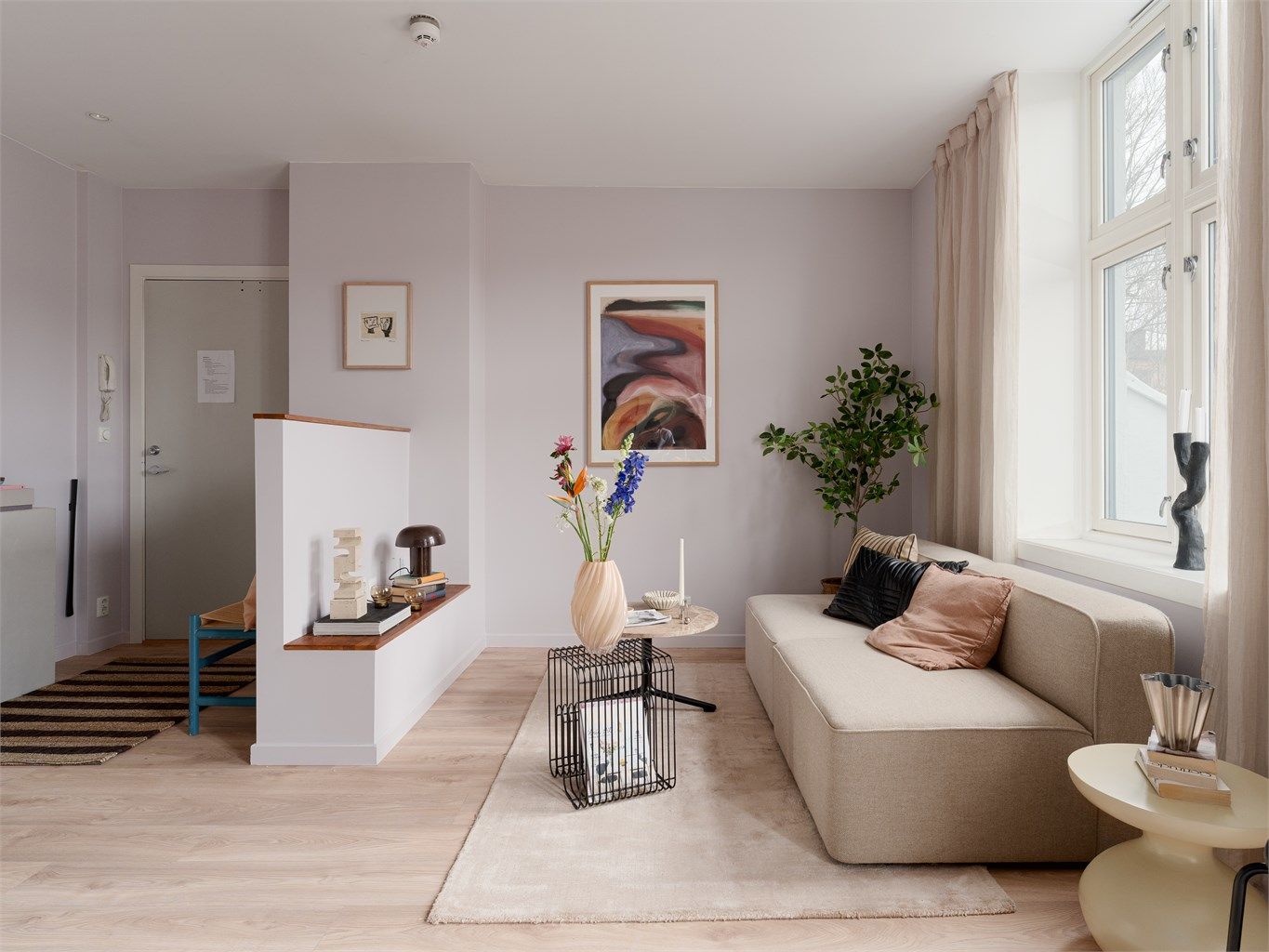 Vel innendørs igjen finner vi stuen med en smart halvvegg til tv`n. Stuen er lys og luftig, med god plass til en sofagruppe.