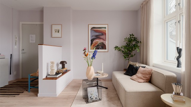 Vel innendørs igjen finner vi stuen med en smart halvvegg til tv`n. Stuen er lys og luftig, med god plass til en sofagruppe.