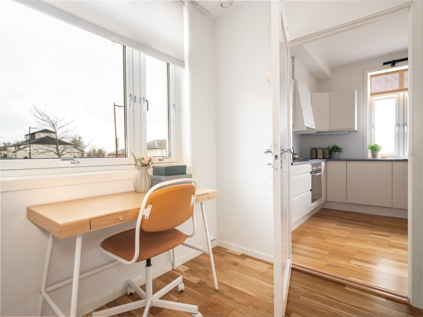 Her er det også plass til en skrivebordsfunksjon.