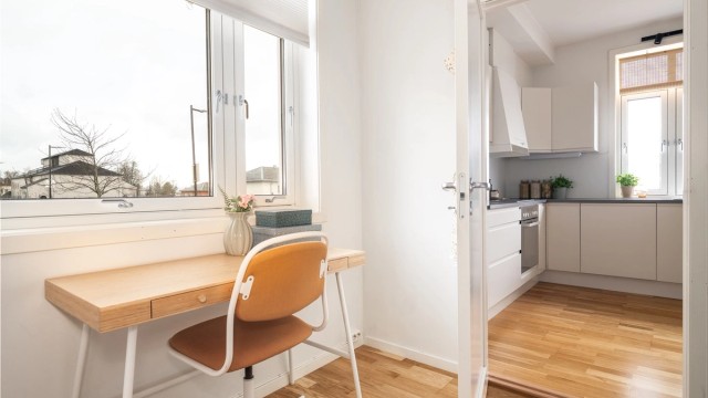 Her er det også plass til en skrivebordsfunksjon.