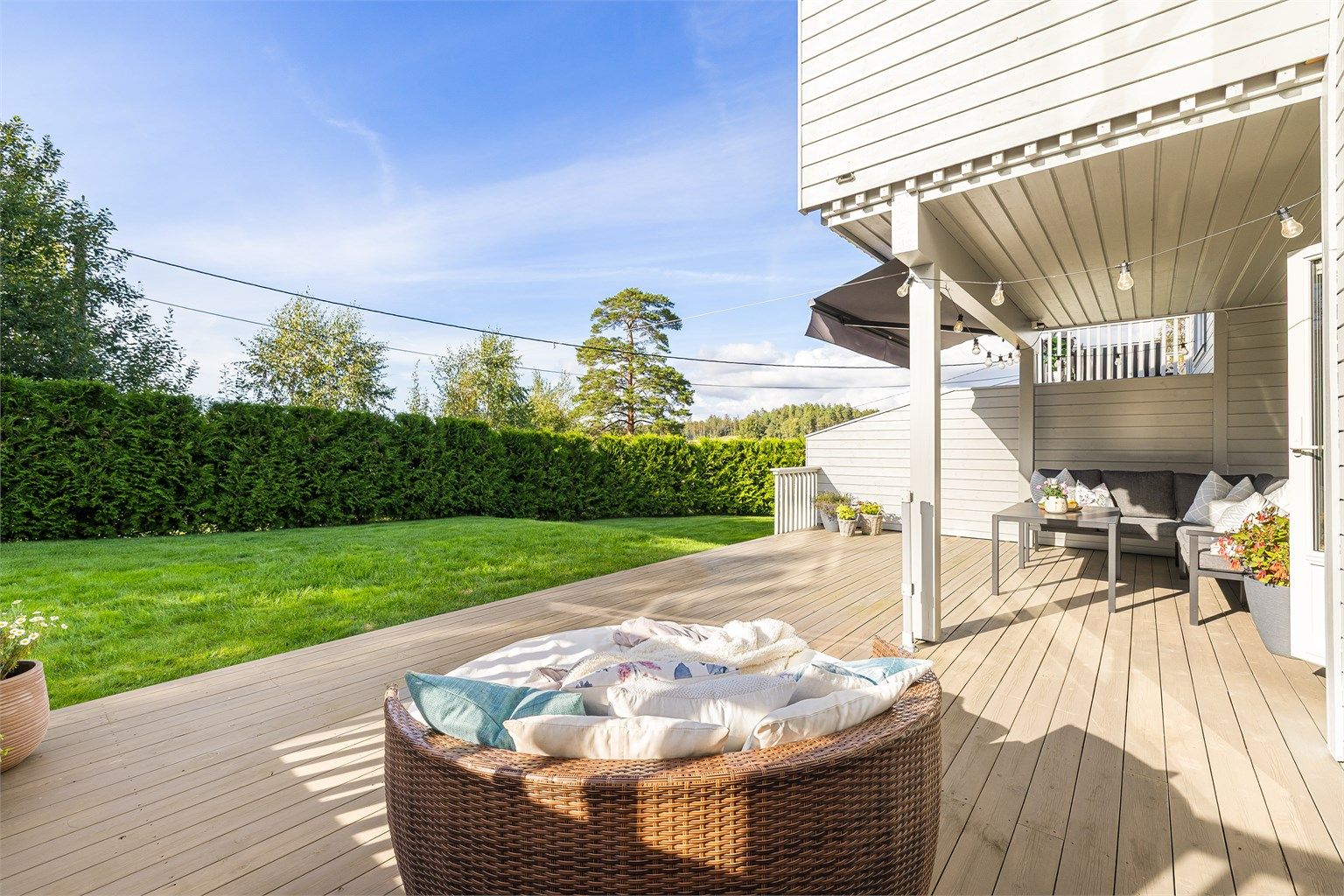 Fra den over 40 kvm. store terrassen kan du gå rett ut i sameiets felles hage og kjenne gresset mellom trærne. Plenklipping utføres av sameiet.