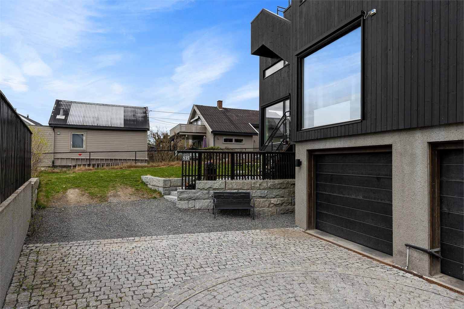 Huset har en garasjeplass, i tillegg til oppstillingsplass