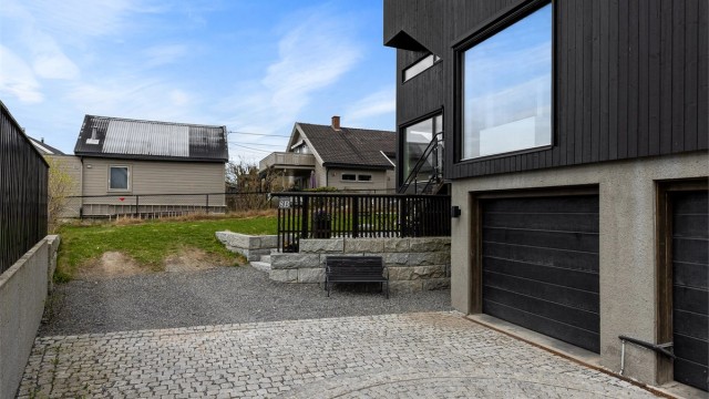 Huset har en garasjeplass, i tillegg til oppstillingsplass