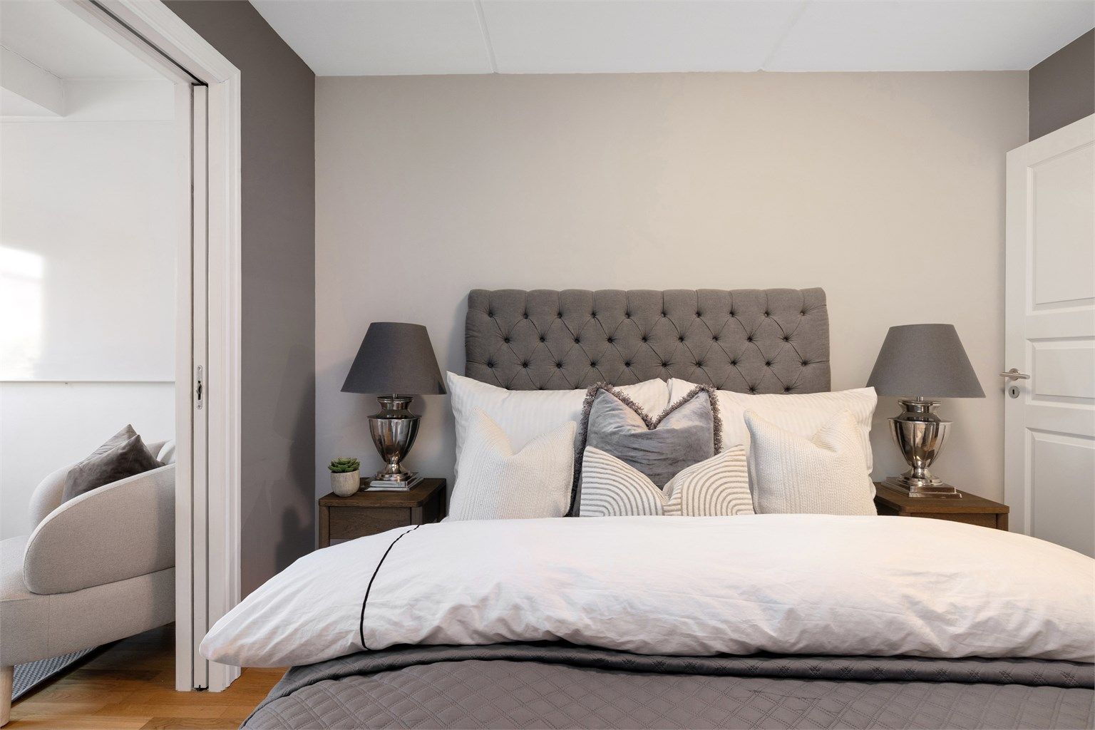 Soveavdelingen har plass til dobbeltseng med nattbord på begge sider og er adskilt fra kontoret med en skyvedør.