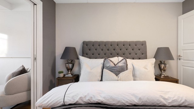 Soveavdelingen har plass til dobbeltseng med nattbord på begge sider og er adskilt fra kontoret med en skyvedør.