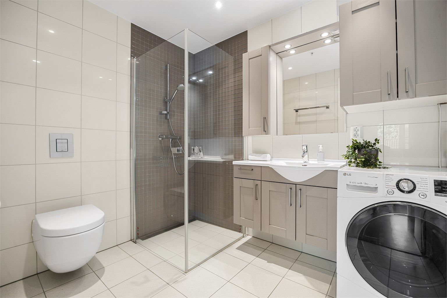 Badet ved hovedsoverommet har også opplegg for vaskemaskin.