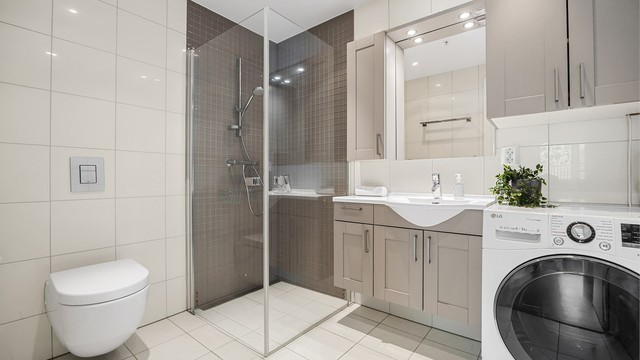 Badet ved hovedsoverommet har også opplegg for vaskemaskin.