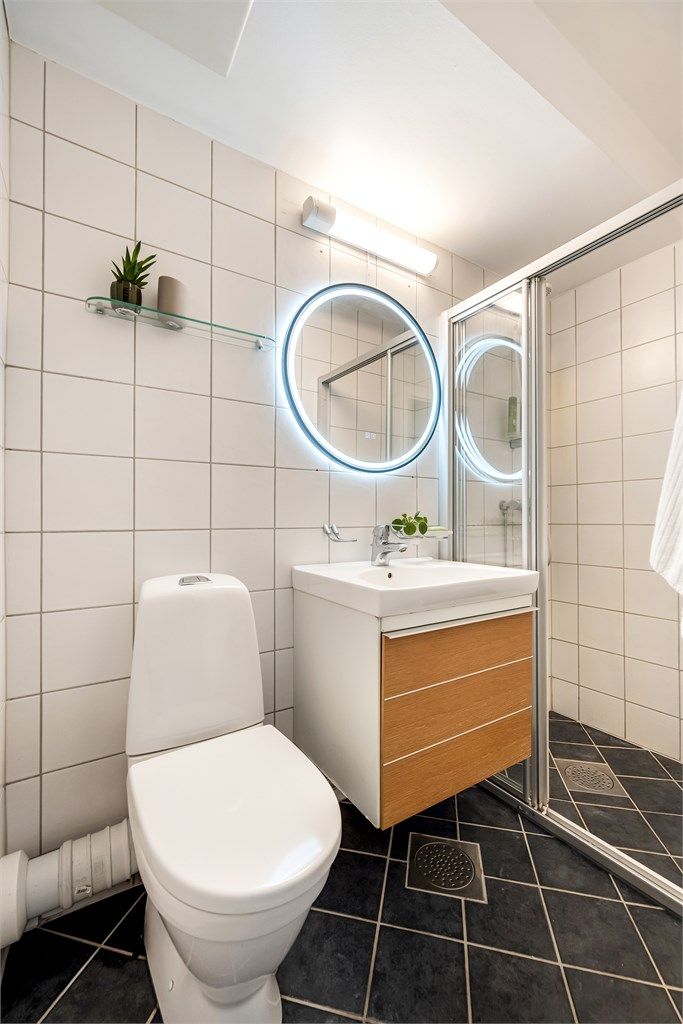 Flislagt bad med gulvvarme, dusjhjørne med glassdør og toalett byttet i 2025. Badet er for øvrig fra 2008 - rehabilitert i regi av borettslaget.