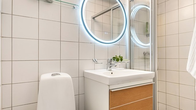 Flislagt bad med gulvvarme, dusjhjørne med glassdør og toalett byttet i 2025. Badet er for øvrig fra 2008 - rehabilitert i regi av borettslaget.
