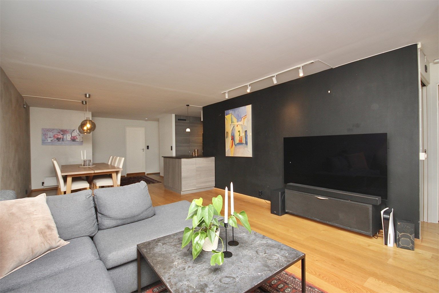 En meget romslig og stor leilighet på Øvre Båstad til leie.