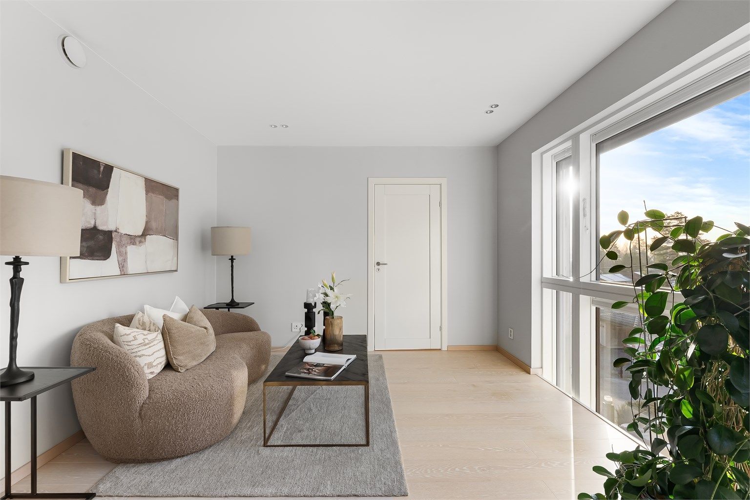 Åpent og lyst rom med mange bruksmuligheter. Det er gjennomgående 1-stavs parkett i alle rom utenom våtrommene, kjøkkendelen og rommet klargjort for spa