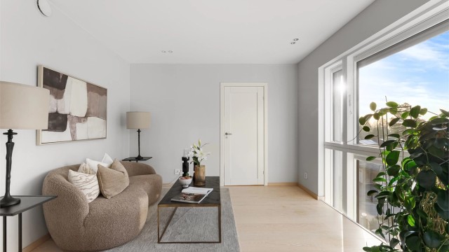 Åpent og lyst rom med mange bruksmuligheter. Det er gjennomgående 1-stavs parkett i alle rom utenom våtrommene, kjøkkendelen og rommet klargjort for spa