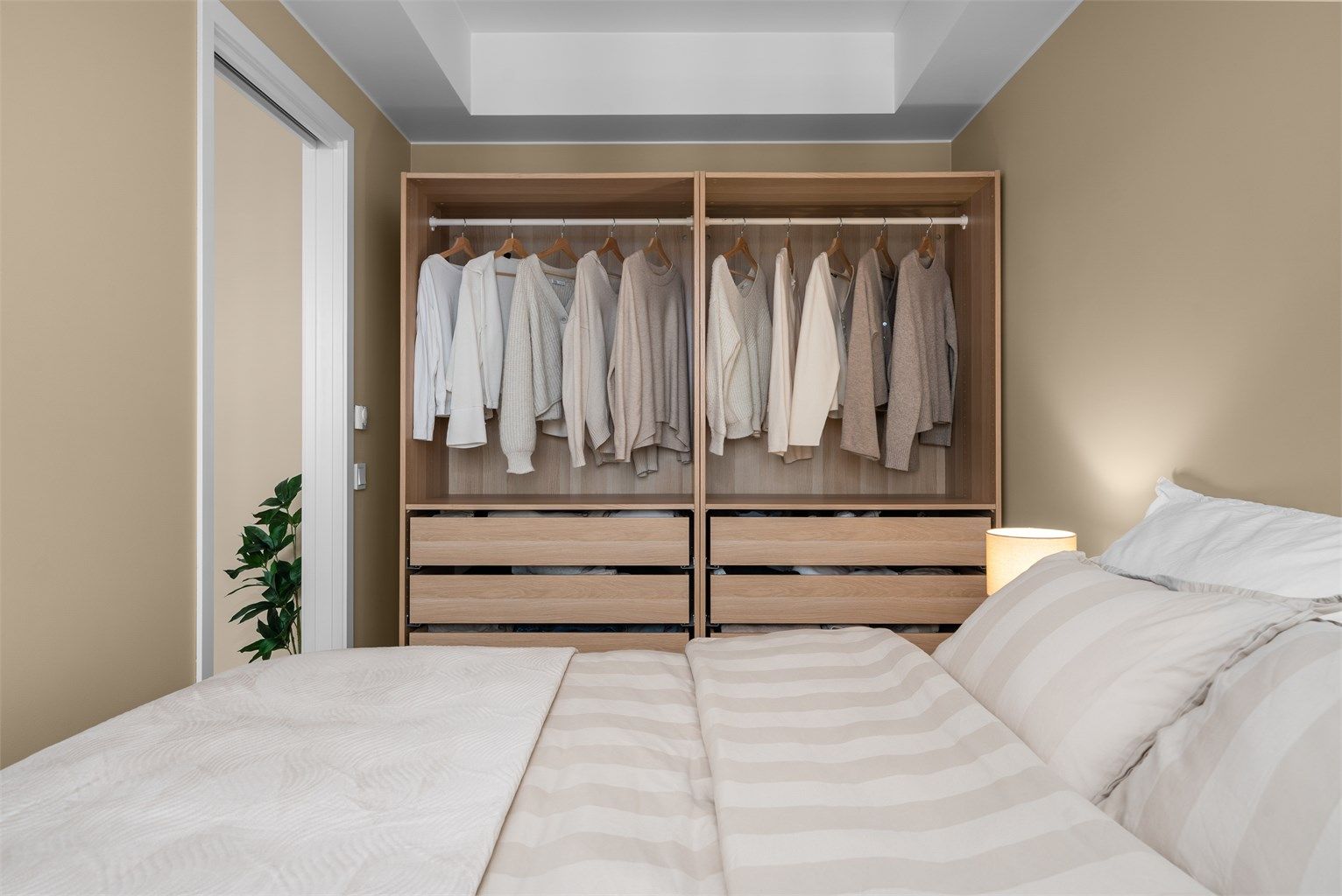 Her er det god plass til en romslig garderobeløsning for effektiv oppbevaring.