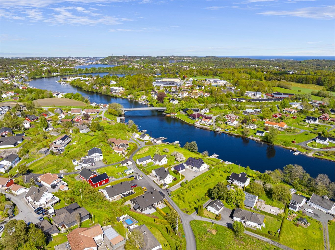 Eiendommen ligger landlig, men sentralt, med kort vei til servicetilbud og E18.