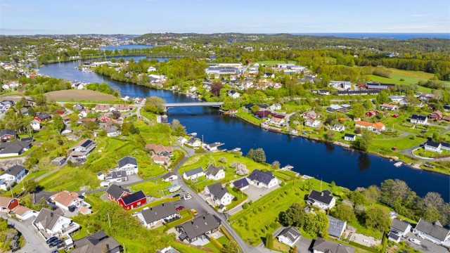 Eiendommen ligger landlig, men sentralt, med kort vei til servicetilbud og E18.