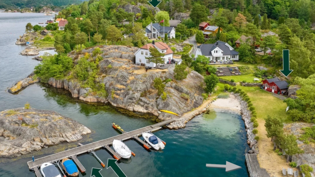 Den grå pilen peker på gjestebryggen til Kalvenveien 87 - De andre eierne av arealet den står på kan bruke den til soling og bading