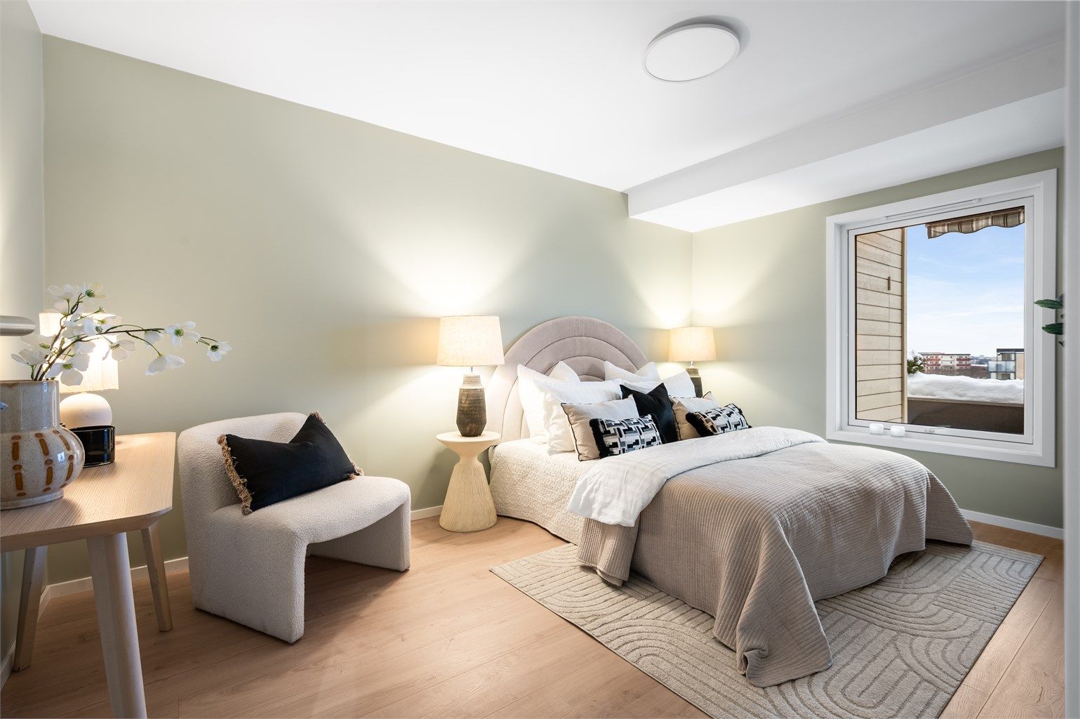 Soverommet har også nyoppussede overflater og god plass til dobbeltseng og garderobeløsning.