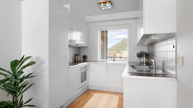 Kjøkken med Sigdal innredning med glatte fronter og benkeplate med laminert overflate. Alle hvitevarer medfølger.
