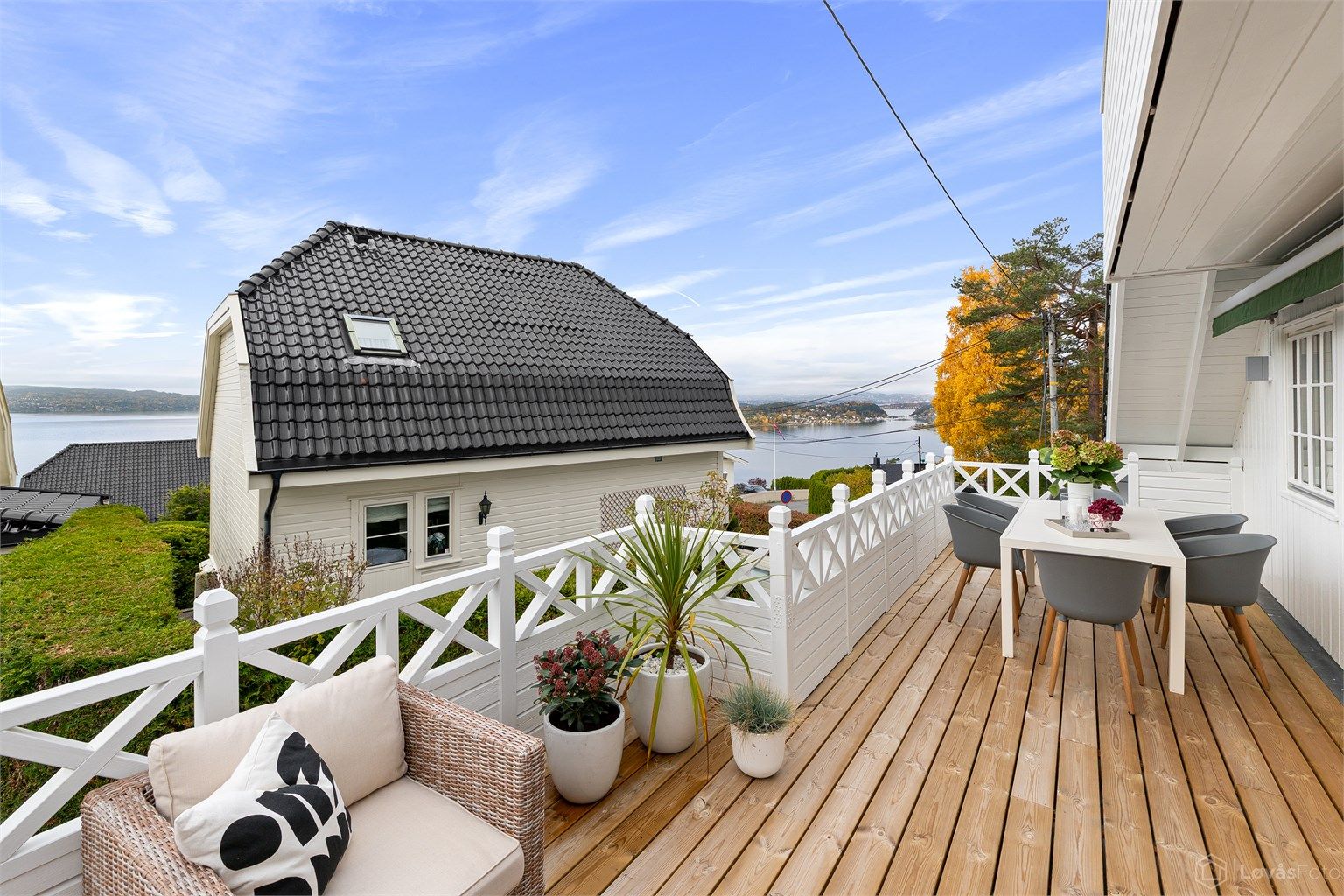 Sydvestvendt og solrik terrasse på 25 kvm med noe fjordutsikt