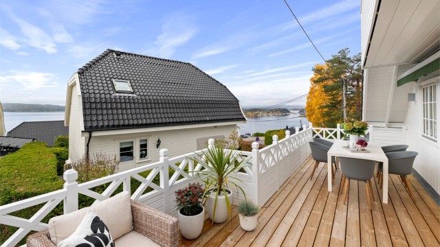 Sydvestvendt og solrik terrasse på 25 kvm med noe fjordutsikt