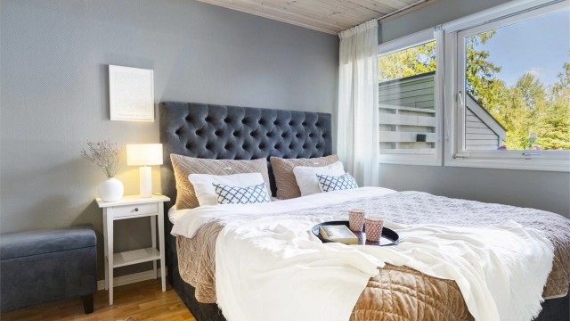 Hovedsoverom i underetasjen med god plass til dobbeltseng og nattbord.