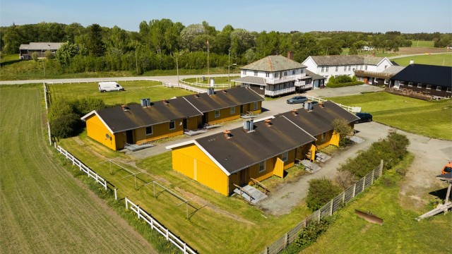 De gule, énetasjes bygningene ble oppført på 1980-tallet, og rommer til sammen åtte utleieenheter.