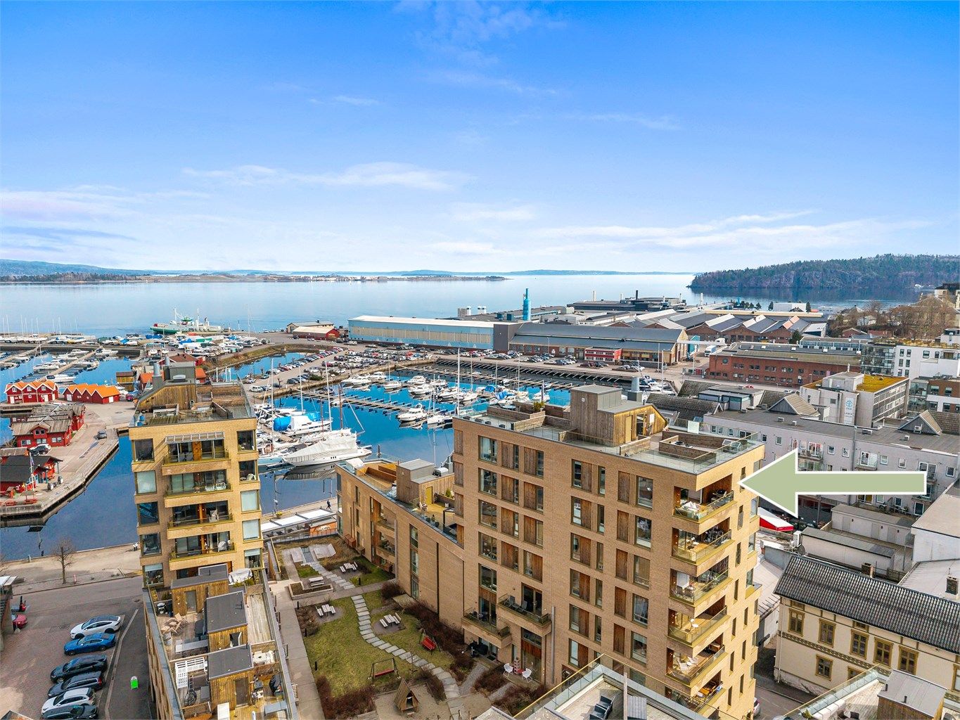 Holmestrand stasjon og bussholdeplass er innen kort gangavstand, med effektive forbindelser videre.