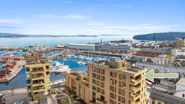 Holmestrand stasjon og bussholdeplass er innen kort gangavstand, med effektive forbindelser videre.