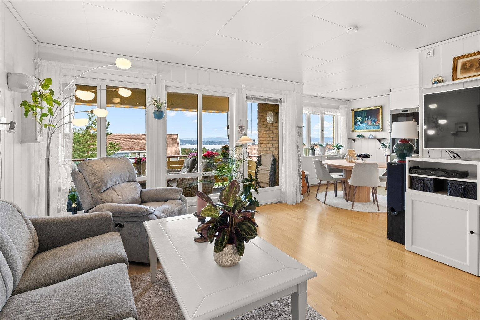 Velkommen til Lofsrudhøgda 21d - en lys og romslig selveierleilighet med stor balkong og flott utsikt mot fjorden, Holmenkollen og grønne omgivelser.