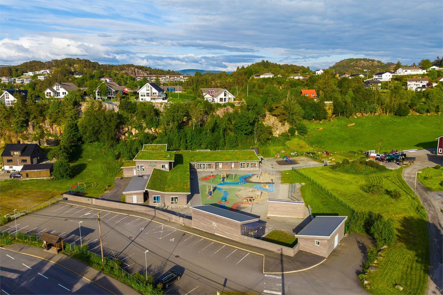 Området er svært barnevennlig med 2 barnehager i kort gangavstand fra boligen 