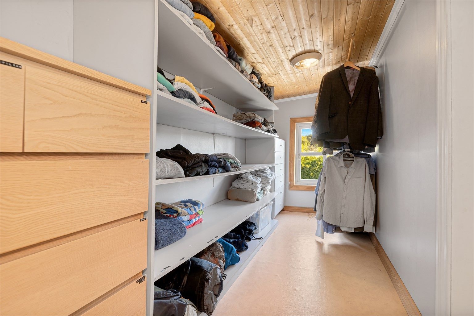 Walk-inn garderobe innenfor hovedsoverommet.