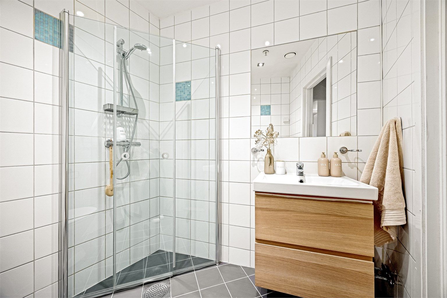 Rommet har gulvvarme og nedsenket himling med downlights som gir behagelig belysning.